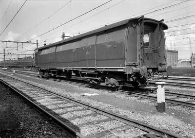 846584 Afbeelding van de bagagewagen nr. D 7611 ( stalen D , serie D 7611-7620) van de N.S. op het emplacement ...